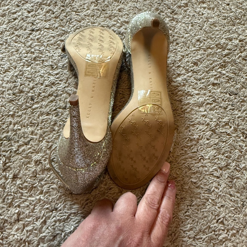 Kelly & Katie Gold Sparkly Heels - Picture 4 of 5